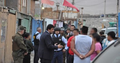 Gobierno inicia puerta a puerta en Cerro Chuño para informar sobre proceso de desalojo