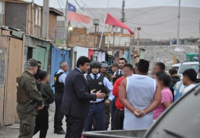 Gobierno inicia puerta a puerta en Cerro Chuño para informar sobre proceso de desalojo