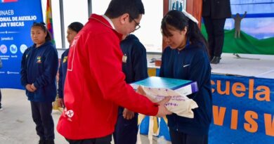 Becas TIC: Junaeb entrega los primeros computadores del año en la 1ra escuela de Chile