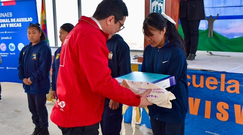 Becas TIC: Junaeb entrega los primeros computadores del año en la 1ra escuela de Chile
