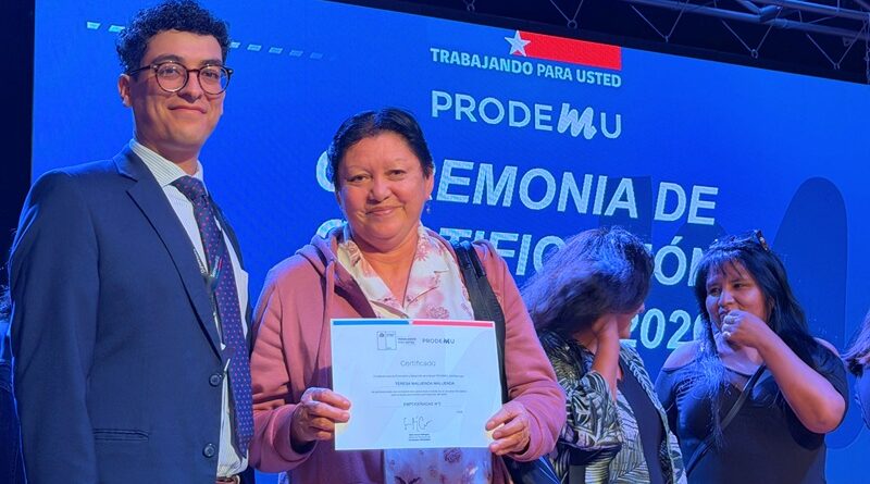 PRODEMU certifica a cerca de 100 mujeres tras procesos de formación en Arica
