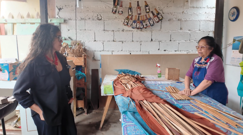 Mujeres que sostienen la región: María Velásquez, artesana en totora que mantiene viva la tradición